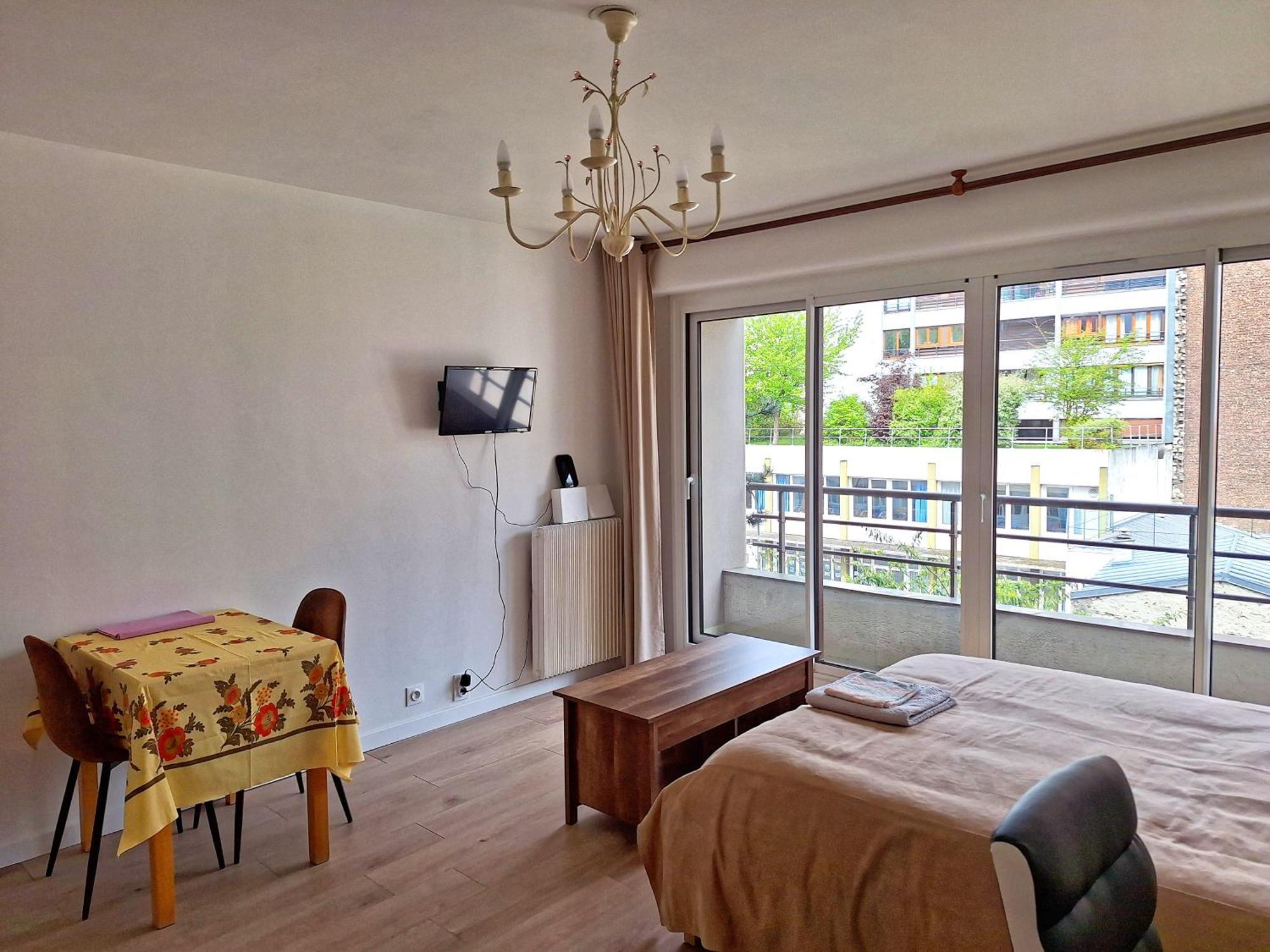 Chic Parisian Studio Retreat Bright Spacious And Secure Parking المظهر الخارجي الصورة
